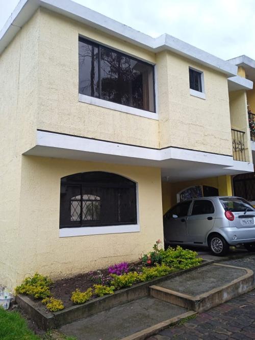 CONOCOTO, linda casa de 3 dormitorios en conjunto, patio y estacionamiento