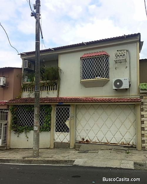 Linda Villa de Dos Plantas con 4 Dormitorios