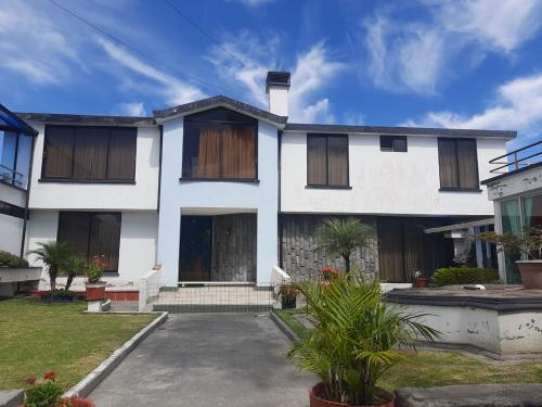 CAPELO, vendo, 700m2 de terreno y 500m2 de construcción, suite y local independiente 