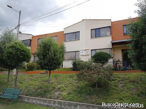 Casa de venta Dos Hemisferios, sector Pusuqui, de 2 plantas, en perfecto estado $83.000
