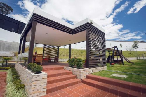 ARMENIA, vendo casa casi nueva, de 3 alcobas, 2 estacionamientos, piscina 