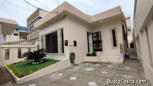 PROPIEDAD RESIDENCIALCOMERCIAL DE UNA PLANTA EN VENTA DENTRO DE KENNEDY NORTE CERCA AL SAN MARINO.