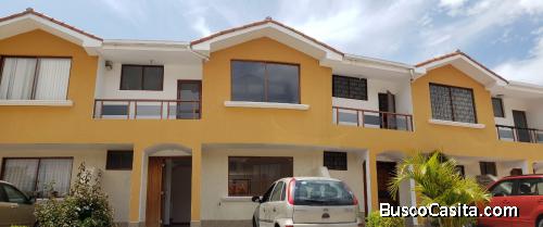 Dueña vende casa en sector residencial La Viña de Tumbaco, Quito, Ecuador.