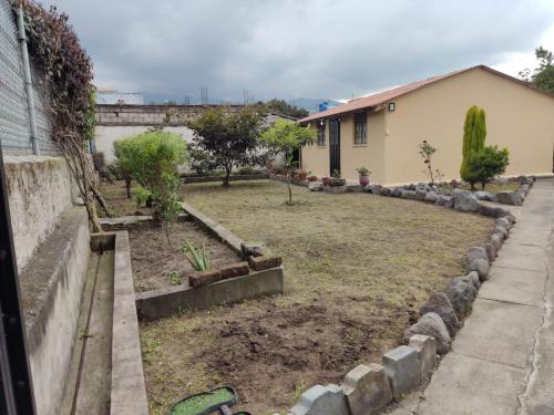 COTOGCHOA, propiedad comercial, 305m2 de terreno y 80m2 construcción