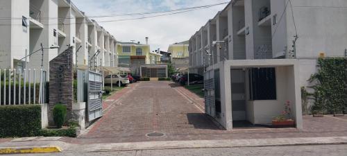 MIRASIERRA, linda casa en conjunto, 3 plantas, patio y 2 estacionamientos