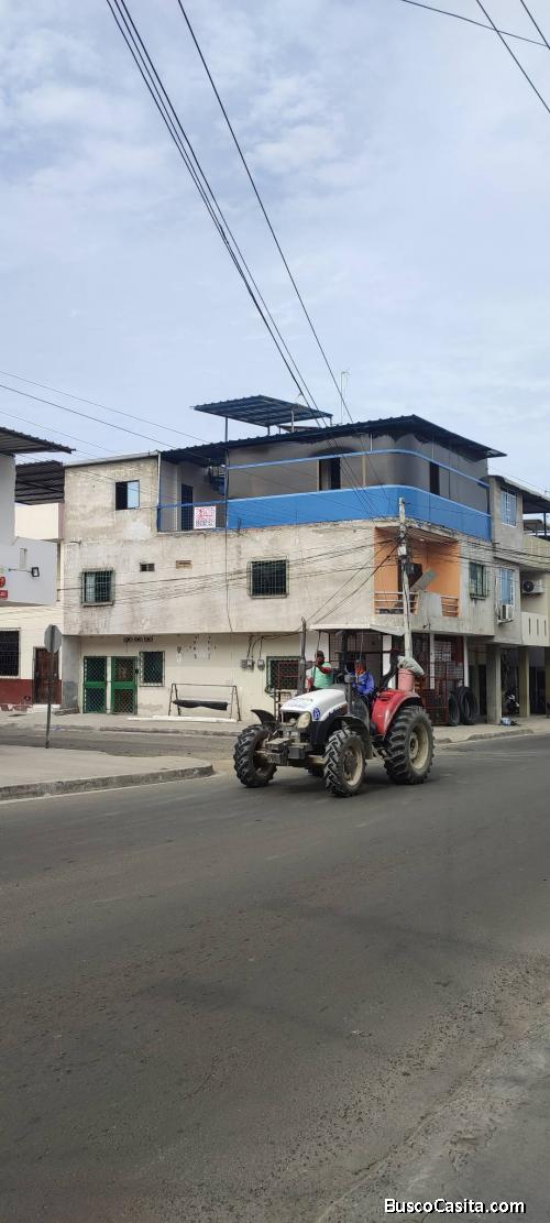 Se vende casa tres pisos en Manta, esquinera, calle principal