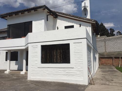 ARMENIA 2, venta de casa 3 alcobas en conjunto pequeño, estudio, área de servicio