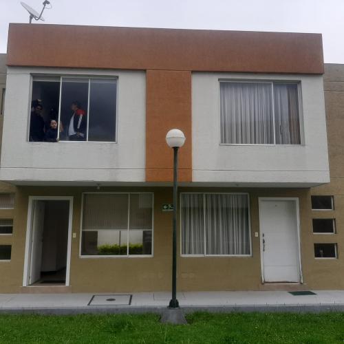 MIRASIERRA, linda casa de 3 dormitorios en conjunto, patio y estacionamiento