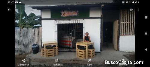 Se vende 2 solares juntos con casa incluida . Esquinero 