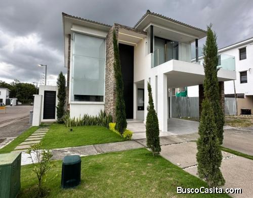 Casa Esquinera de 4 Cuartos con Acabados de Lujo y Piscina