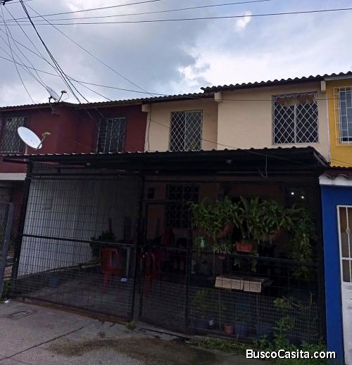 Linda Casa de Dos Plantas con 3 Dormitorios en Mucho Lote 