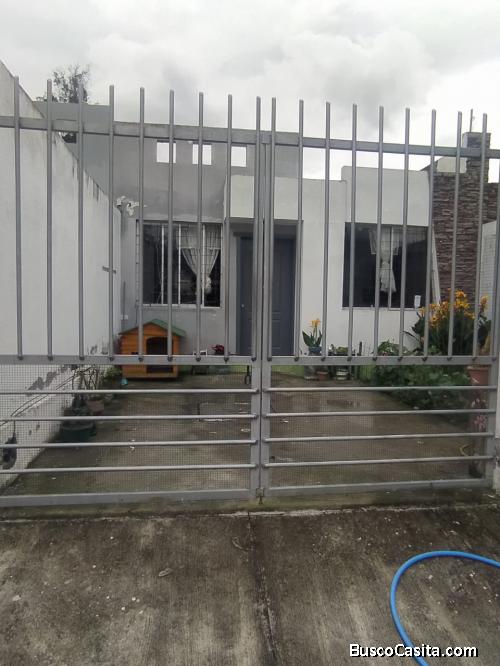 CASA EN CONJUNTO HABITACIONAL FRENTE AL REDONDEL DEL ANILLO VIAL DEL MILAGRO  IBARRA