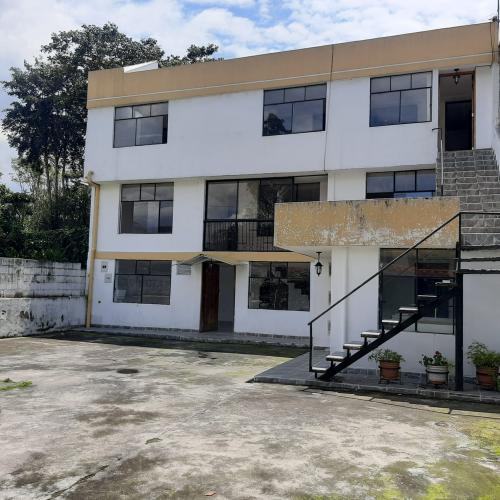 Casa rentera de venta en Conocoto, barrio San Antonio, 2 departamentos terreno 