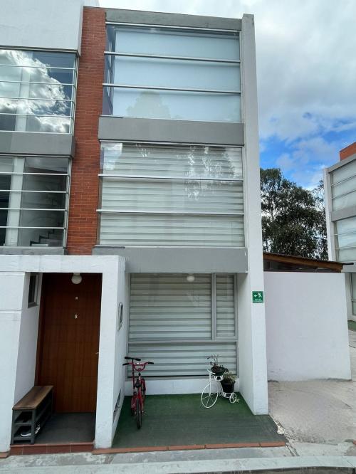 CARRETAS, vendo casa 3 alcobas, estacionamientos, bodega, BBQ, terraza y patio