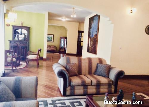 Hermosa y amplia casa con acabados de lujo en Urbanizacion Privada