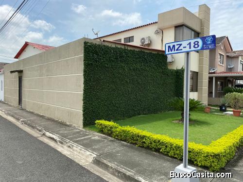 En Fuentes del Rio Casa Esquinera amplia.