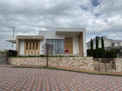 CHILLOS, Propiedad una Planta, 984m2 terreno y 406m2 construcción, 4 garages, 6 alcobas