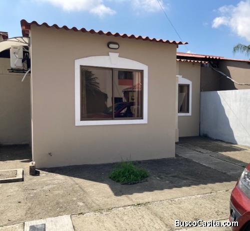 VENTA DE BONITA CASA DE UNA PLANTA EN URBANIZACIÓN LA JOYA