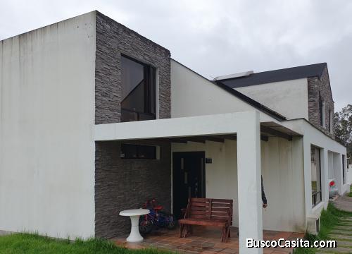 Hermosa Casa En Venta En El Sector De Pomasqui. Conjunto Habitacional Con Piscina Y Cancha Deportiva