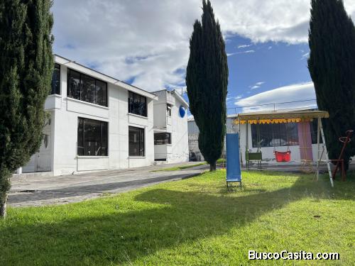 SE VENDE CASA REMODELADA SECTOR CALDERON CON 1020 M2 DE TERRENO Y 15 PARQUEADROS