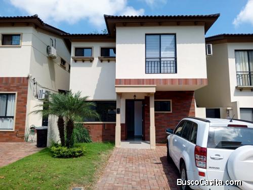 Se alquila casa de 3 dormitorios vía a la Costa.