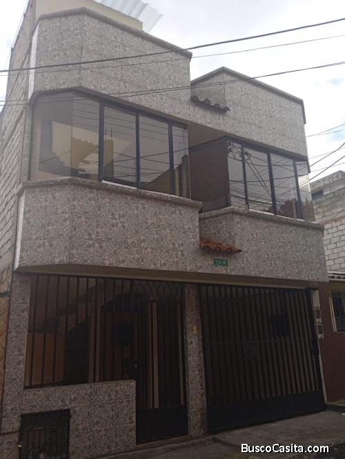 Hermosa Casa al Sur de Quito, Sector: La Mena, a dos cuadras del Mercado de La Mena, de 2 Departamen
