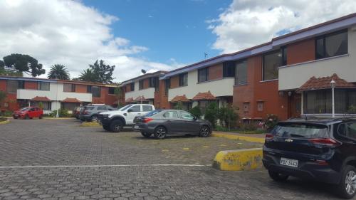 ARRIENDO  casa en conjunto, de 3 dormitorios, 2 estacionamientos y patio posterior
