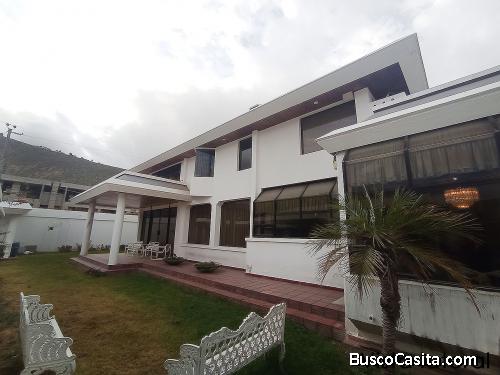 Casa de venta Mitad del Mundo, con piscina cubierta, sector Kartodromo, 600m2, cerca a supermercados