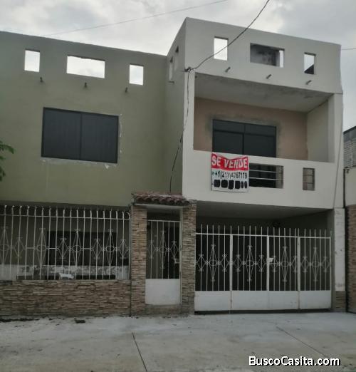 SE VENDE CASA AMPLIA DE DOS PISOS EN NORTE DE GUAYAQUIL.