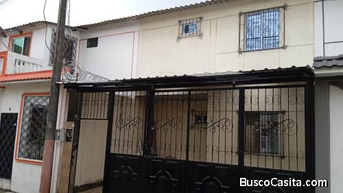 Venta o alquiler de casa de 2 plantas con garaje y patio - Mucho lote V Etapa