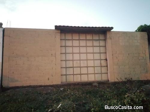 Casa de 2 plantas, el terreno es de 10x50 (2 solares)
