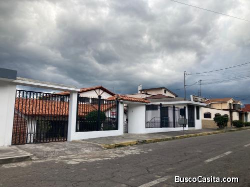 HERMOSA PROPIEDAD CON CASA Y AREA VERDE - INDEPENDIENTE