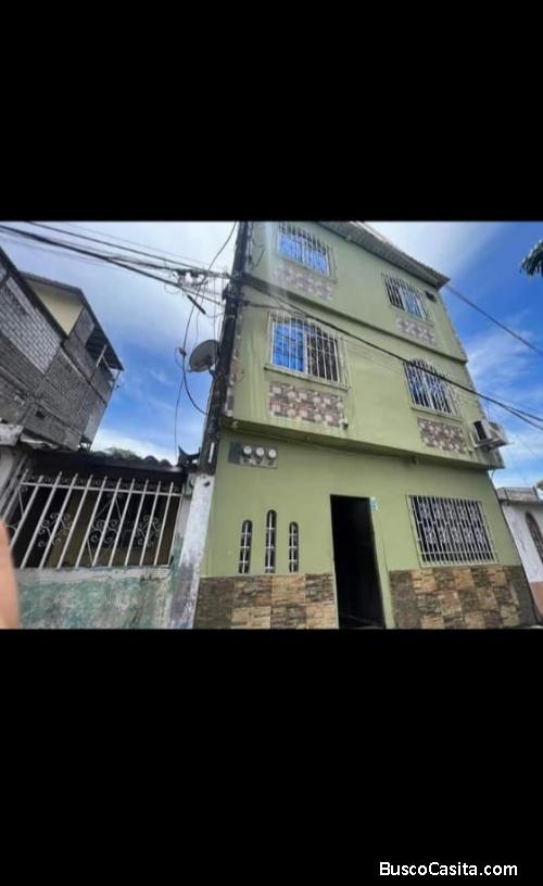 CASA EN VENTA DE 3 PISOS CDLA. LAS ACACIAS GUAYAQUIL