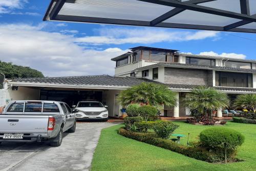 CHILLOS, San Gabriel, vendo propiedad de 2 casas y un local comercial, calle Río Coca