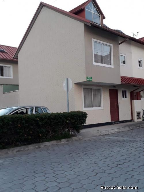 DE OPORTUNIDAD, VENDO CASA LISTA PARA HABITAR.