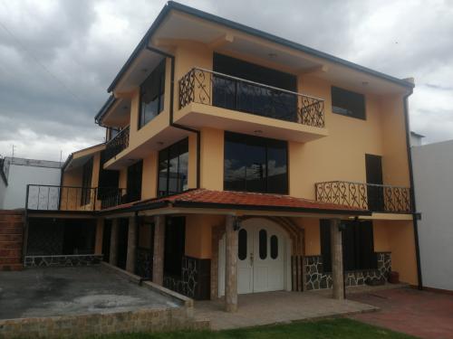 CONOCOTO, vendo casa esquinera, 4 dormitorios, 2 salas y terraza, 2 parqueos 