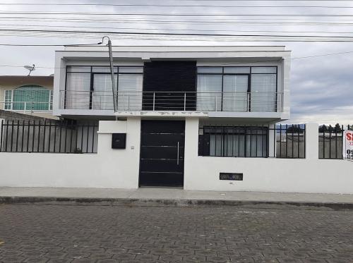 SAN FRANCISCO, venta de casa tipo moderna, 4 alcobas, 450m2 terreno y 220m2 construcción