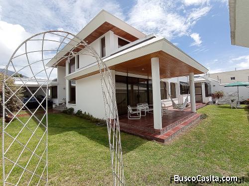 Casa de venta MItad del Mundo, piscina, de lujo, independiente, sector Kartódromo,cerca supermercado