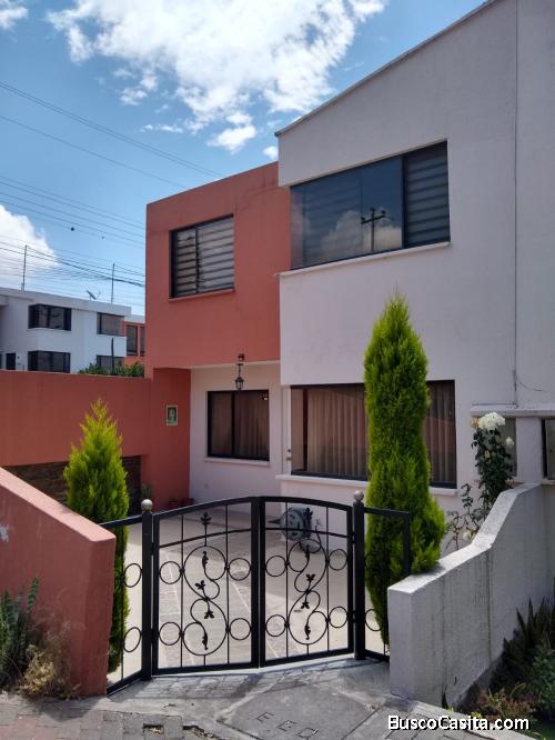 Casa de venta Dos Hemisferios, 2 plantas con varias mejoras, esquinera, 2 parqueaderos