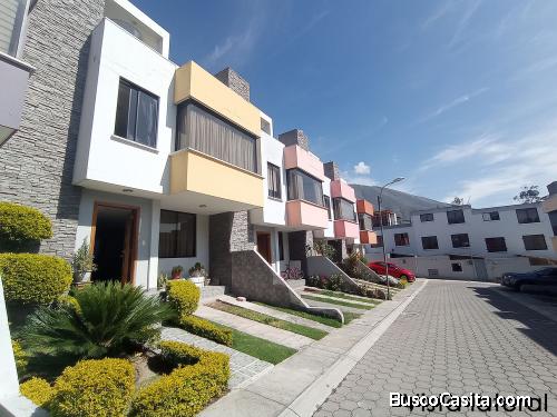 Casa de venta Pusuqui conjunto Villanueva 3, con terraza, sala comunal, cerca a colegios 