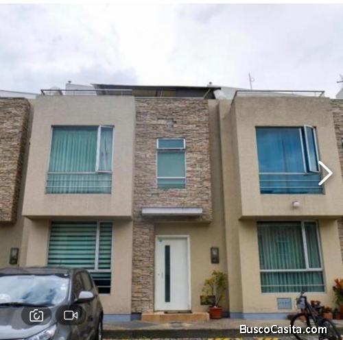 CASA EN CONJUNTO EN EL PINAR DIAGONAL A LA UNIVERSIDAD DEL PACIFICO 