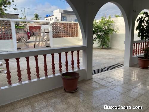 VENTA CASA  AMOBLADA 1 PLANTA CON AMPLIA AREA DE PARQUEOS EN SALINAS