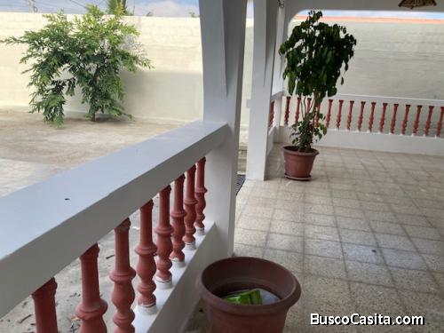 VENTA CASA AMOBLADA 1 PLANTA CON AMPLIA  ÁREA  PARQUEOS EN SALINAS