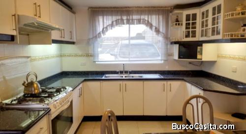 CASA EN VENTA URBANIZACIÓN EINSTEIN-CARCELÉN, CONJUNTO CERRADO, 4 HABITACIONES, 2 PARQUEOS