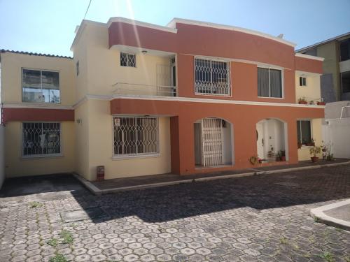 ARMENIA, vendo casa de 4 dormitorios, estudio, área de juegos, estacionamientos