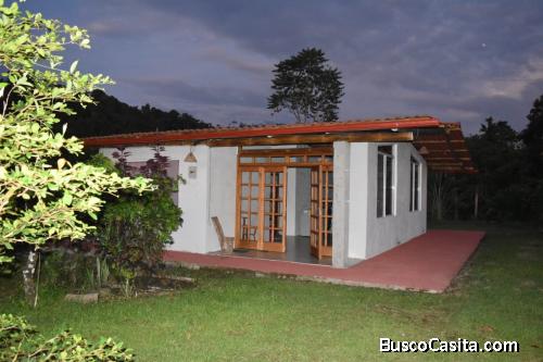 Casa de Campo con río y arboles frutales