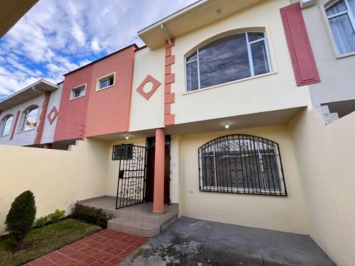SAN GABRIEL, linda casa de 3 dormitorios en conjunto, patio y estacionamiento