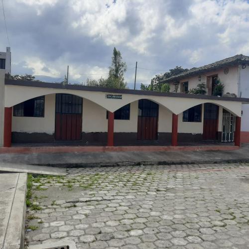 CHECA, vendo terreno 800m, con casa y local comercial, servicios básicos 