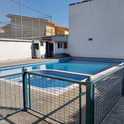 CAPELO, amplia casa de 3 dormitorios en conjunto, piscina, patio y estacionamiento