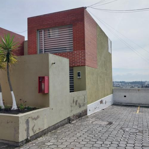 Casa amoblada en venta, sector Carcelén, 3 dormitorios, 2 estacionamientos, patio y BBQ 